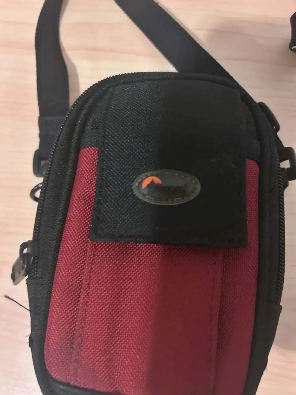 Lowepro Z 20 Camera Pouch Shoulder Bag Black and Red